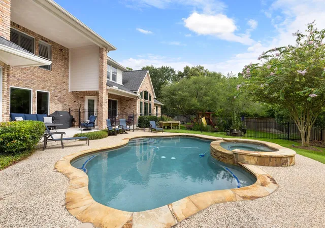 5th image of 2 Snow Pond Pl, Spring, TX 77382 | MLS# 96124028