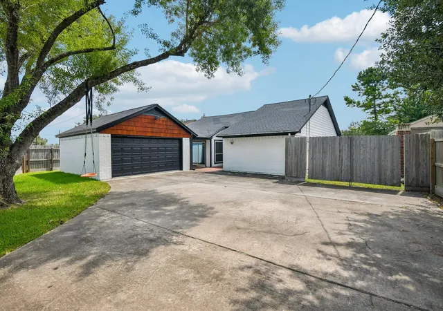 2nd image of 2703 Shady Ln, Webster, TX 77598 | MLS# 25697205