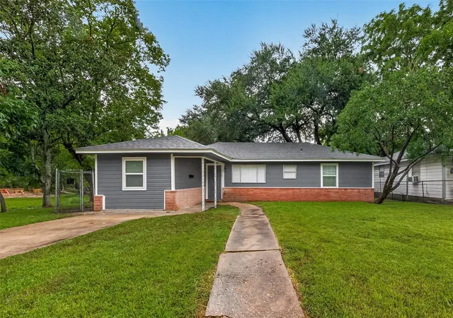3rd image of 1115 Avenue E, Rosenberg, TX 77471 | MLS# 52988865