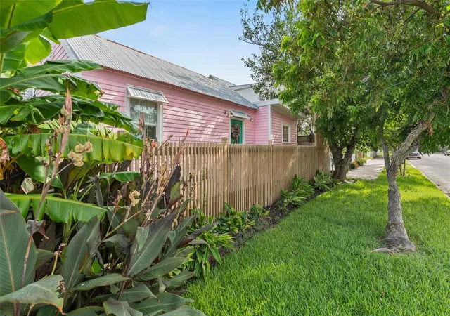 2nd image of 1301 15th St, Galveston, TX 77550 | MLS# 45438807