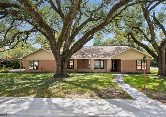 2nd image of 1613 S Hood St, Alvin, TX 77511 | MLS# 79062564