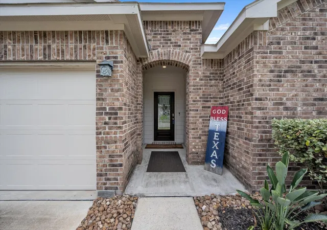 Photo 3 of Sale Pending at 11739 Bari Reef Ln, Conroe, TX 77304 | MLS# 90363169 | Listing updated on 2026-08-26