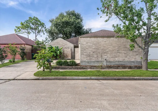 Photo 3 of Single family home for sale at 7731 Quail Meadow Dr, Houston, TX 77071 | MLS# 66953629 | Listing updated on 2026-09-13