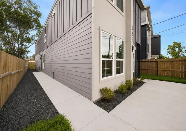 Photo 3 of Sale Pending at 938 A&b S St, Houston, TX 77088 | MLS# 31635452 | Listing updated on 2026-09-12