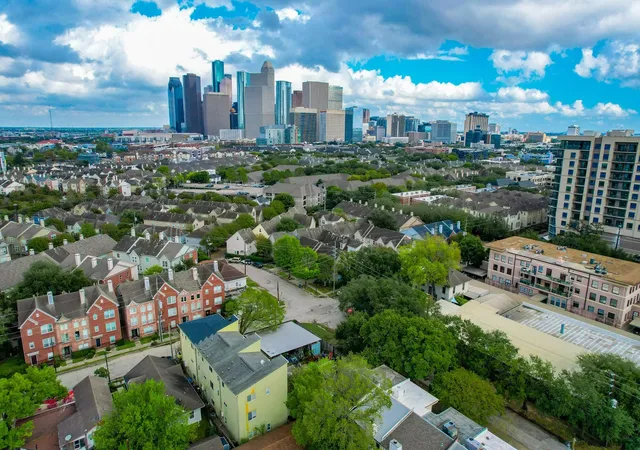 3rd image of 92 Dennis St #B, Houston, TX 77006 | MLS# 28992503