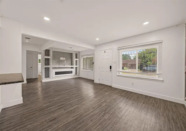 5th image of 5739 Waterford Dr, Houston, TX 77033 | MLS# 53328719