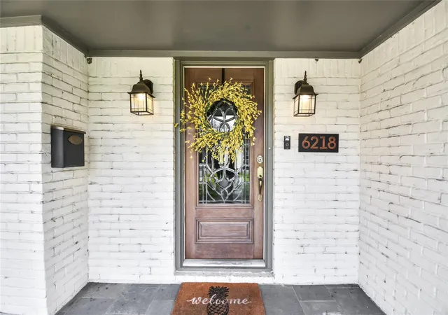 Photo 3 of Single family home for sale at 6218 Indigo St, Houston, TX 77074 | MLS# 98785491 | Listing updated on 2026-10-01
