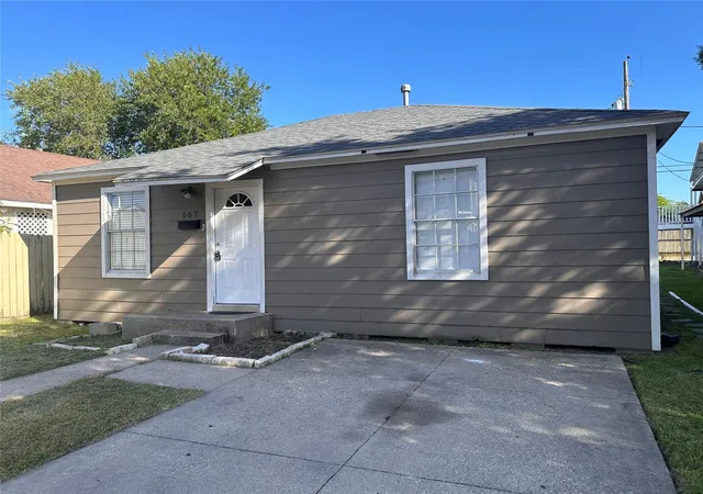 Photo 2 of Single family home for sale at 607 Bolster St, Baytown, TX 77520 | MLS# 11519912 | Listing updated on 2026-08-29