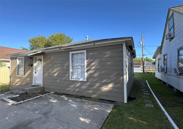 Photo 3 of Single family home for sale at 607 Bolster St, Baytown, TX 77520 | MLS# 11519912 | Listing updated on 2026-08-29
