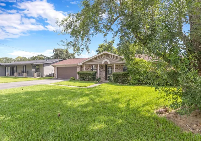 2nd image of 915 S 14th St, Nederland, TX 77627 | MLS# 66295321