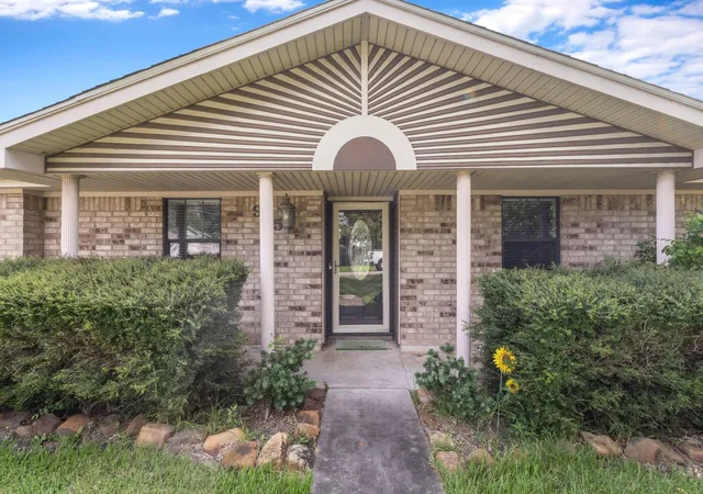 3rd image of 915 S 14Th St, Nederland, TX 77627 | MLS# 66295321