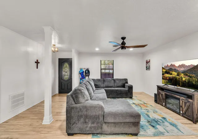 5th image of 915 S 14Th St, Nederland, TX 77627 | MLS# 66295321