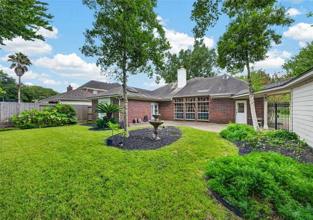 2nd image of 15327 Willow Shores Dr, Houston, TX 77062 | MLS# 26397885