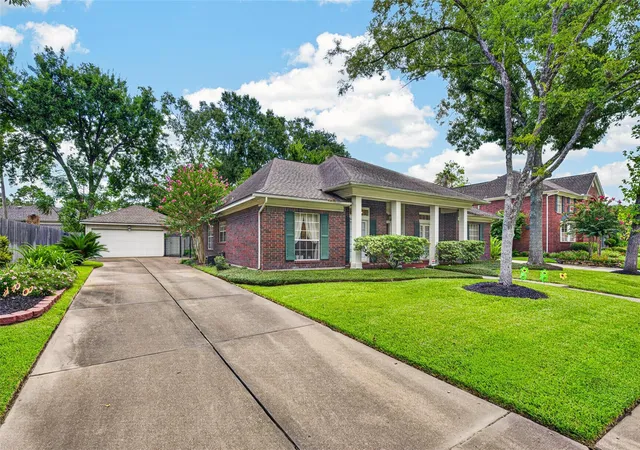 3rd image of 15327 Willow Shores Dr, Houston, TX 77062 | MLS# 26397885
