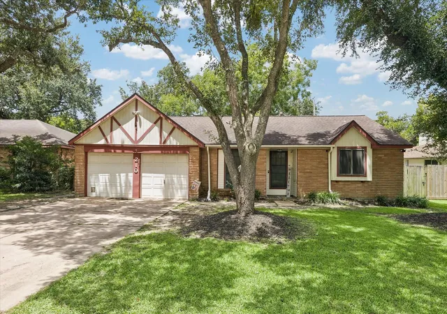 2nd image of 210 Brandywyne Dr, Friendswood, TX 77546 | MLS# 94378874