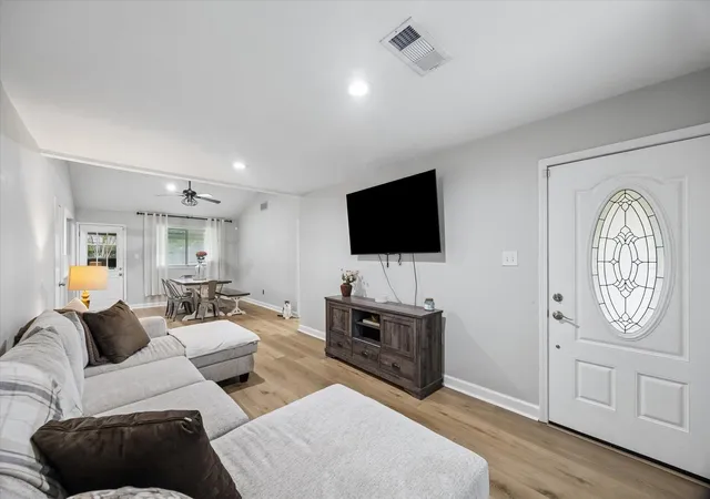 4th image of 210 Brandywyne Dr, Friendswood, TX 77546 | MLS# 94378874