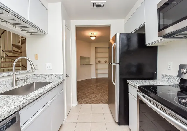 3rd image of 4144 Greystone Wy #609, Sugar Land, TX 77479 | MLS# 70121767