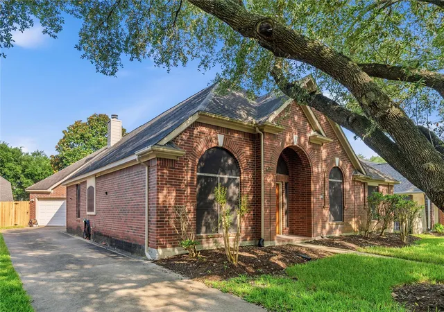 Photo 2 of Sale Pending at 334 Indian Summer Dr, Sugar Land, TX 77479 | MLS# 72198898 | Listing updated on 2026-10-07