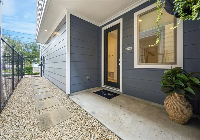 Photo 2 of Sale Pending at 508 Welch St, Houston, TX 77006 | MLS# 40075822 | Listing updated on 2026-09-02