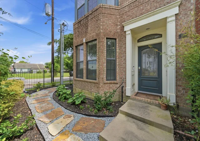 Photo 2 of Condo for sale at 2110 Shearn St #16, Houston, TX 77007 | MLS# 77316088 | Listing updated on 2026-09-13