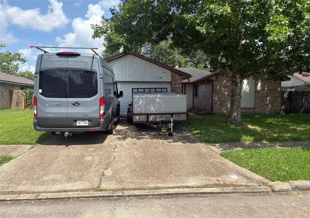 1st image of 1127 W Brompton Dr, Pearland, TX 77584 | MLS# 54301171