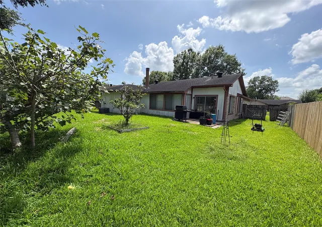 Photo 3 of Single family home for sale at 1127 W Brompton Dr, Pearland, TX 77584 | MLS# 54301171 | Listing updated on 2026-09-13