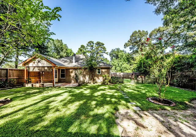 Photo 3 of Single family home for sale at 511 Springwood Dr, Conroe, TX 77385 | MLS# 947099 | Listing updated on 2026-08-17