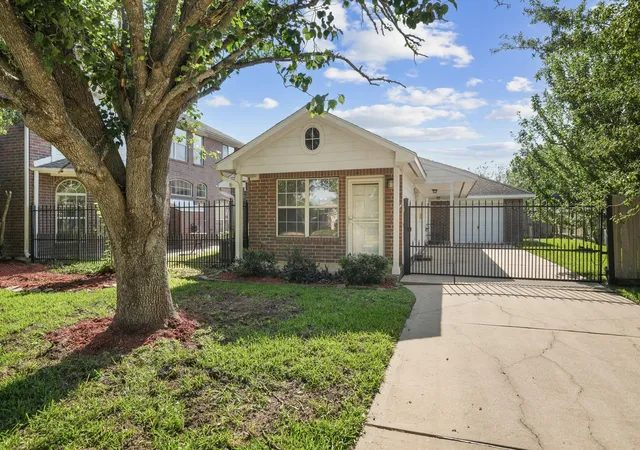 3rd image of 1602 Orlando St, Friendswood, TX 77546 | MLS# 10105787