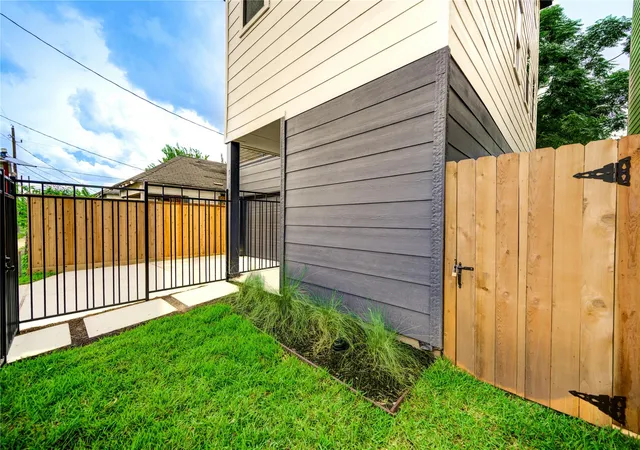 3rd image of 3406 Rawley St, Houston, TX 77020 | MLS# 91542083