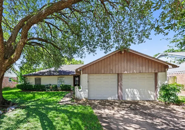 1st image of 16210 Forest Bend Ave, Friendswood, TX 77546 | MLS# 57107577