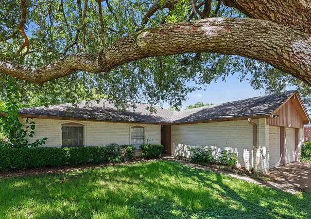 Photo 3 of Sale Pending at 16210 Forest Bnd Ave, Friendswood, TX 77546 | MLS# 57107577 | Listing updated on 2026-08-29