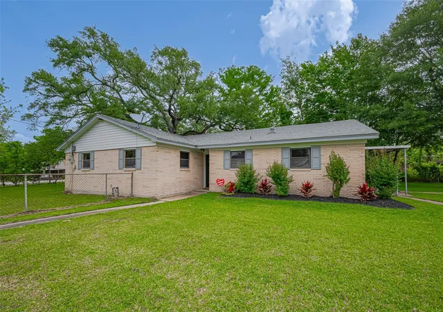 Photo 1 of Single family home for sale at 111 N 11th Street, Highlands, TX 77562 | MLS# 41060894 | Listing updated on 2026-08-30