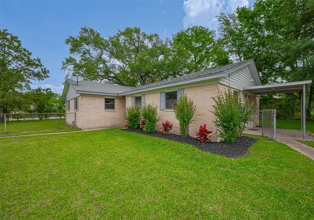 Photo 3 of Single family home for sale at 111 N 11th Street, Highlands, TX 77562 | MLS# 41060894 | Listing updated on 2026-08-30