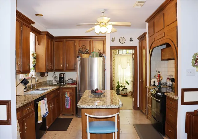 image of 1927 Oak Island Dr, Lake Jackson, TX 77566 | MLS# 93135030