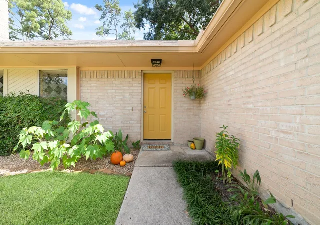 Photo 3 of Sale Pending at 25402 Ml Pond Ln, Spring, TX 77373 | MLS# 38823054 | Listing updated on 2026-09-12