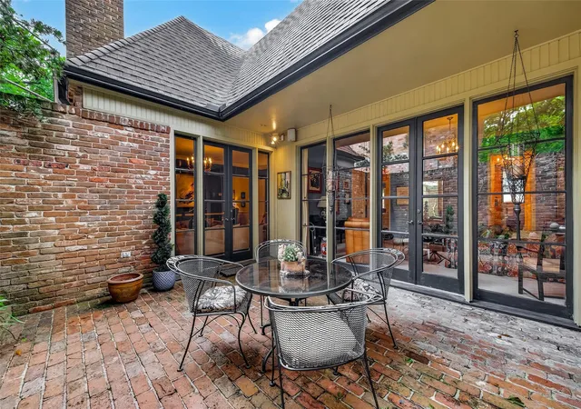 Photo 3 of Sale Pending at 2030 Southgate Blvd, Houston, TX 77030 | MLS# 17762805 | Listing updated on 2026-09-03