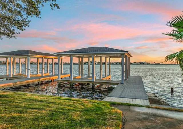 Photo 4 of Single family home for sale at 1517 Byp Shore Dr, Galveston, TX 77551 | MLS# 56894323 | Listing updated on 2026-09-07
