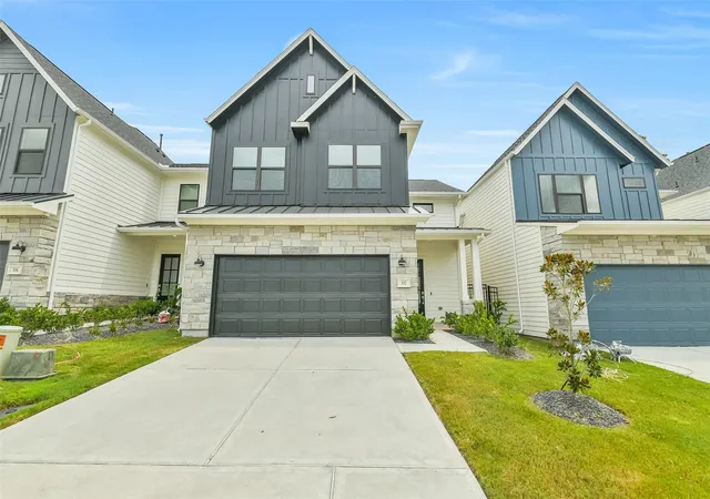 Photo 2 of Single family home for sale at 352 Summer Pl Dr, Montgomery, TX 77356 | MLS# 23965275 | Listing updated on 2026-08-28