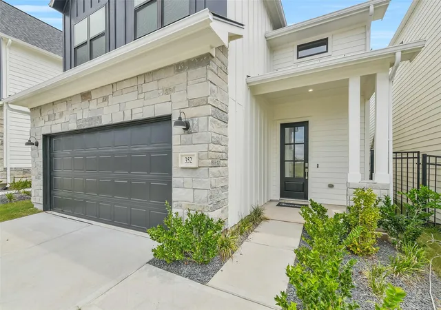 Photo 3 of Single family home for sale at 352 Summer Pl Dr, Montgomery, TX 77356 | MLS# 23965275 | Listing updated on 2026-08-28
