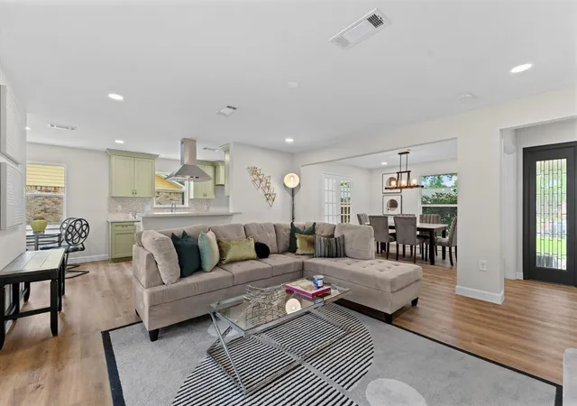 3rd image of 1918 Stebbins Dr, Houston, TX 77043 | MLS# 71057894