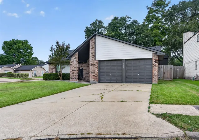 Photo 1 of Single family home for sale at 3910 Ivy Green Dr, Houston, TX 77082 | MLS# 56231054 | Listing updated on 2026-08-10
