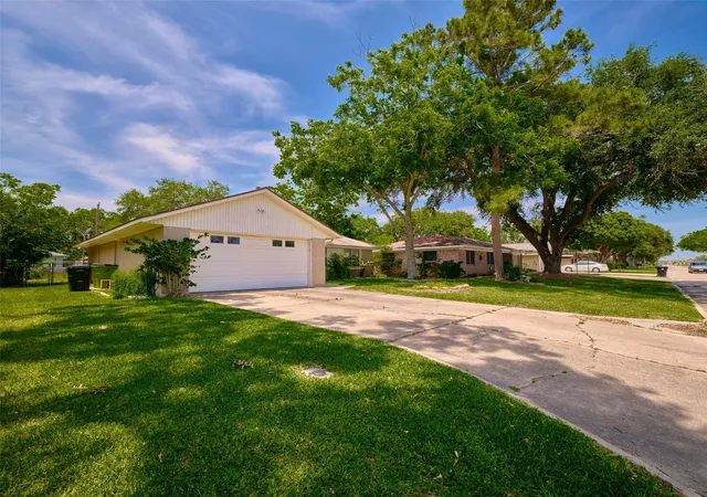 Photo 3 of Single family home for sale at 1426 Mahlmann St, Rosenberg, TX 77471 | MLS# 31631451 | Listing updated on 2026-09-14