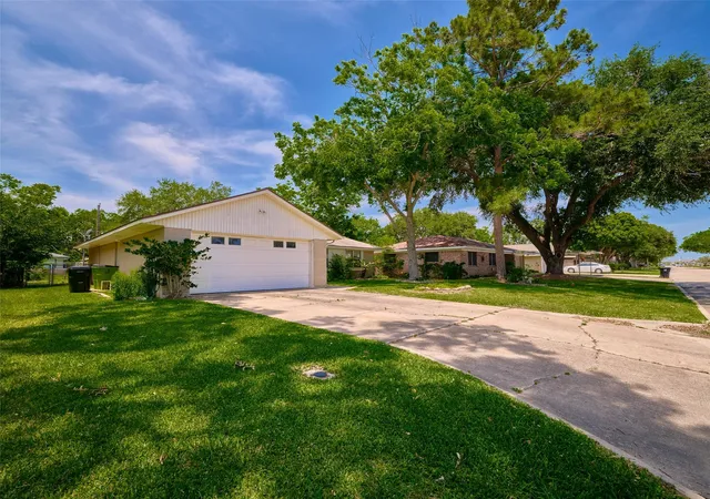 Photo 3 of Single family home for sale at 1426 Mahlmann St, Rosenberg, TX 77471 | MLS# 31631451 | Listing updated on 2026-09-14