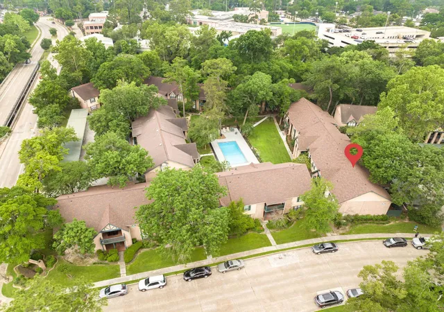 2nd image of 8229 Kingsbrook Rd, Houston, TX 77024