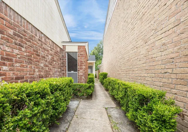 2nd image of 12124 Burdine St, Houston, TX 77035 | MLS# 65142634