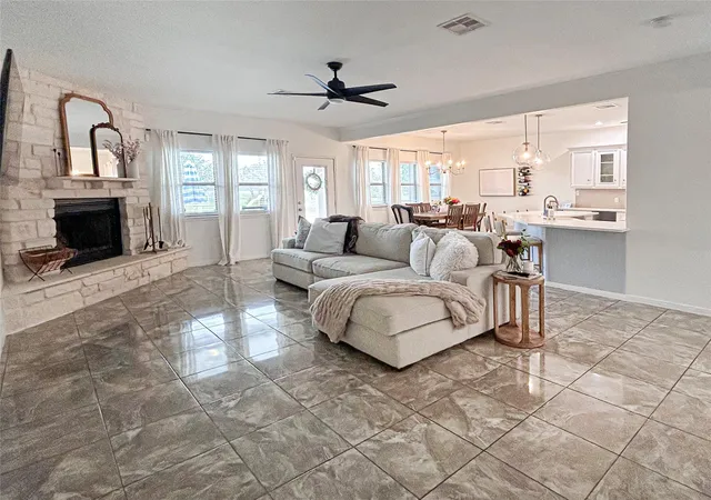 4th image of 626 Sunset Trl, Angleton, TX 77515 | MLS# 42051908