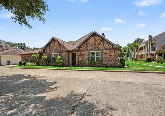 3rd image of 43 Wellington Park, Baytown, TX 77520 | MLS# 17782627