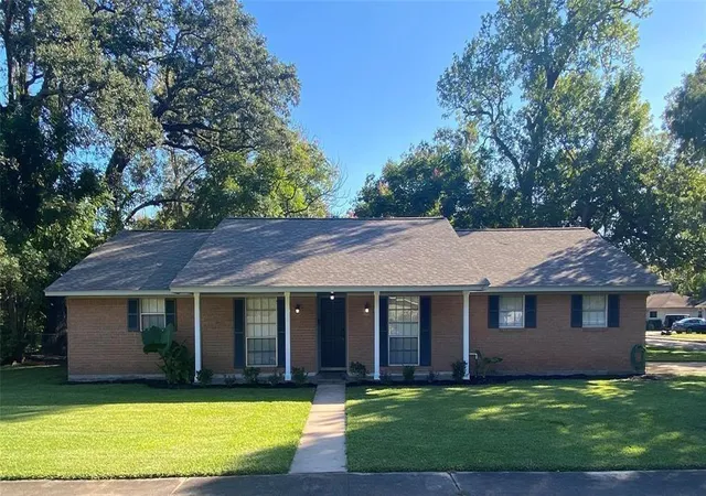 1st image of 102 Mulberry St, Lake Jackson, TX 77566 | MLS# 21966201