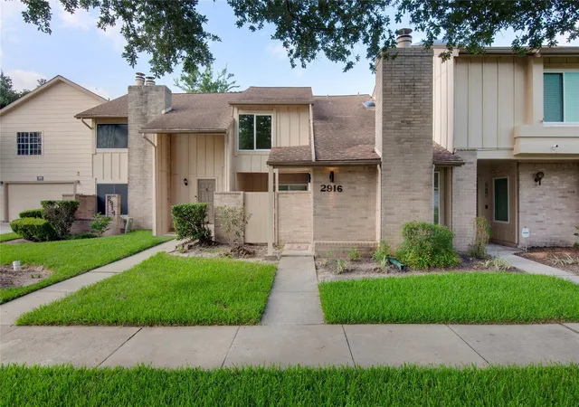 Photo 4 of Townhouse for sale at 2916 Windchase Blvd, Houston, TX 77082 | MLS# 32485785 | Listing updated on 2026-08-15