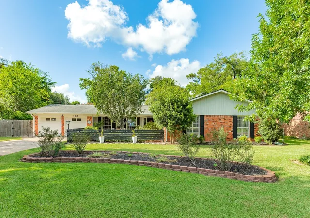 1st image of 107 Hyacinth St, Lake Jackson, TX 77566 | MLS# 96698005